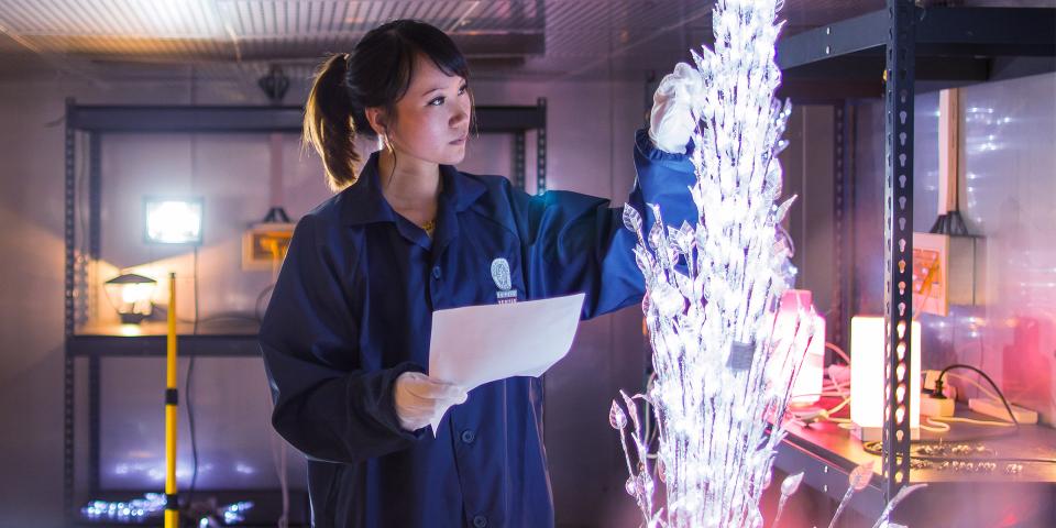 Imagem de uma colaboradora uniformizada do Bureau Veritas em um laboratório