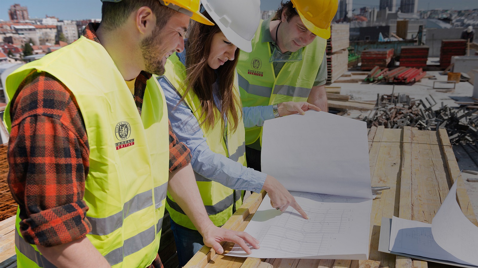 Colaboradores com colete do Bureau Veritas em campo de obras