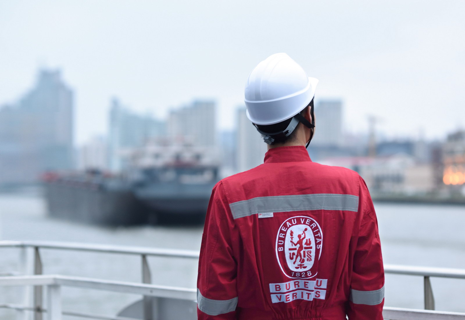 Colaborador de costas em plataforma, usando macacão com logo do BV