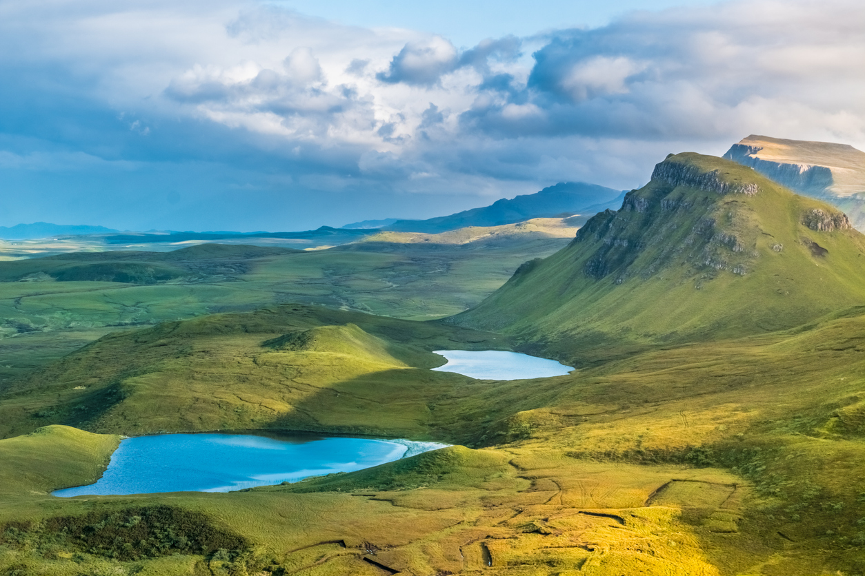 Visão aérea de montanhas e lagos