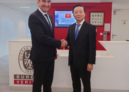 Imagem do vice-presidente executivo de Assuntos Corporativos do Bureau Veritas, Marc Boissonnet, apertando a mão do Sr. Tran Hong Ha do Ministério dos Recursos Naturais e Meio Ambiente do Vietnã