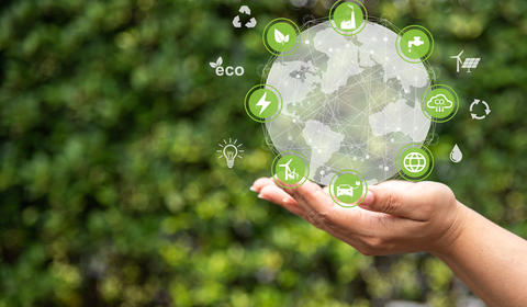 Imagem de uma mão estendida e segurando uma representação visual de um globo