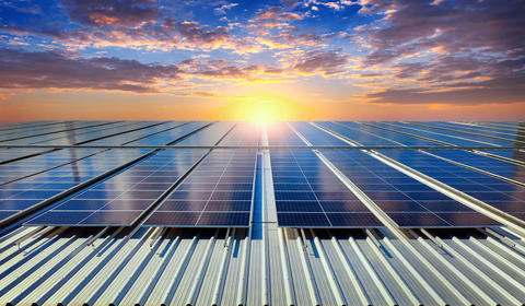 Imagem de fileiras de painéis de energia solar