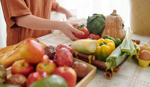 Pessoa manipulando alimentos em uma bancada