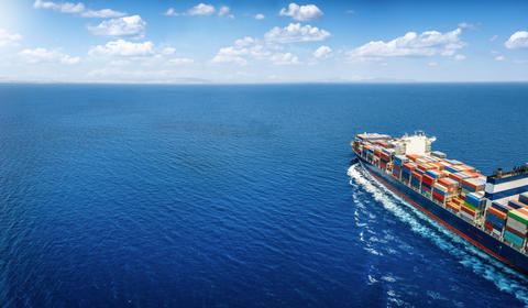 Navio cargueiro em meio ao mar