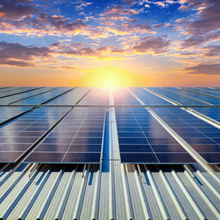 Imagem de fileiras de painéis de energia solar