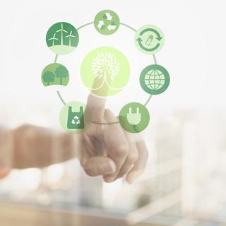Imagem de uma pessoa interagindo com uma interface com ícones relacionados à ESG