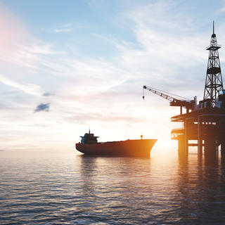 Plataforma de petróleo no oceano.