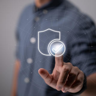 Pessoa empurrando ícone de prova de identidade para sistemas de proteção de segurança na tela para aprovação de garantia certificada ou ideia de sistema de acesso seguro. 