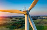 Imagem de uma turbina de energia eólica vista de perto