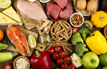 Mesa com alimentos diversos