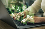 Pessoa digitando em um teclado de notebook e ilustração de ícones representando sustentabilidade