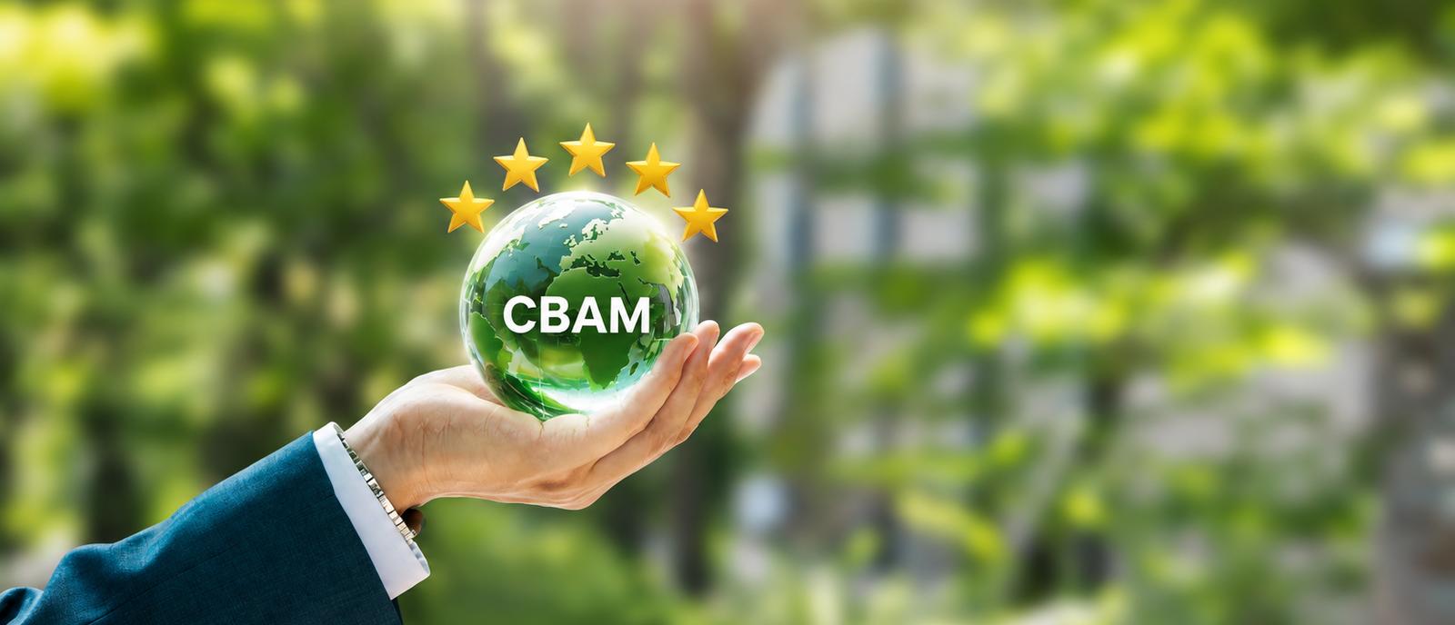 Mão de uma executiva segurando globo de acreditação CBAM