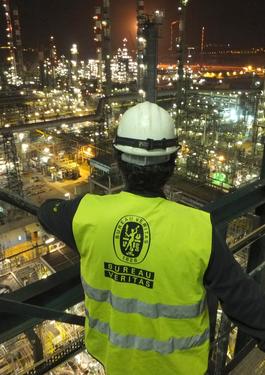 Imagem de um colaborador uniformizado do Bureau Veritas visto de costas