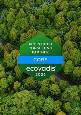 Selo EcoVadis verde com uma foto de mata fechada ao fundo