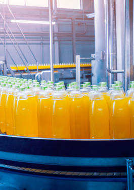 Fabrica onde há uma esteira de bebidas.