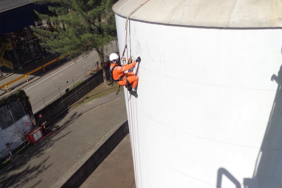 Auditor inspecionando tanque