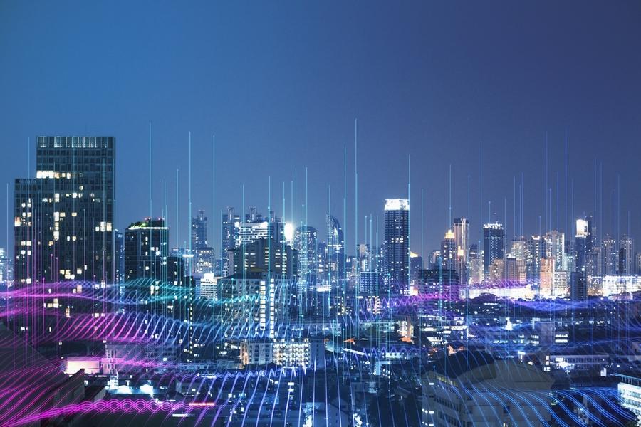 Visão noturna de uma cidade com vários prédios iluminados