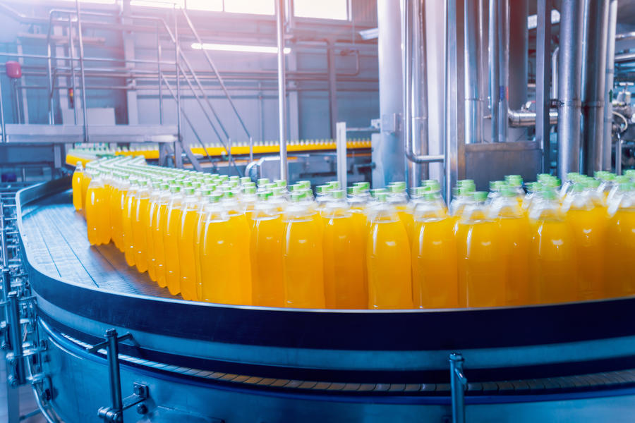 Fábrica de bebidas, onde passa uma esteira de bebidas
