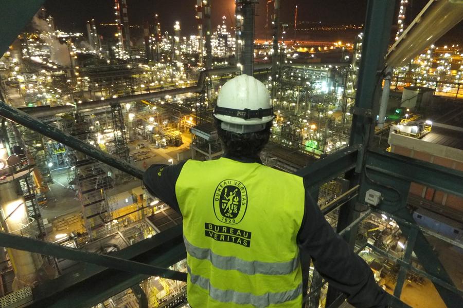 homem com colete de segurança do bureau veritas 