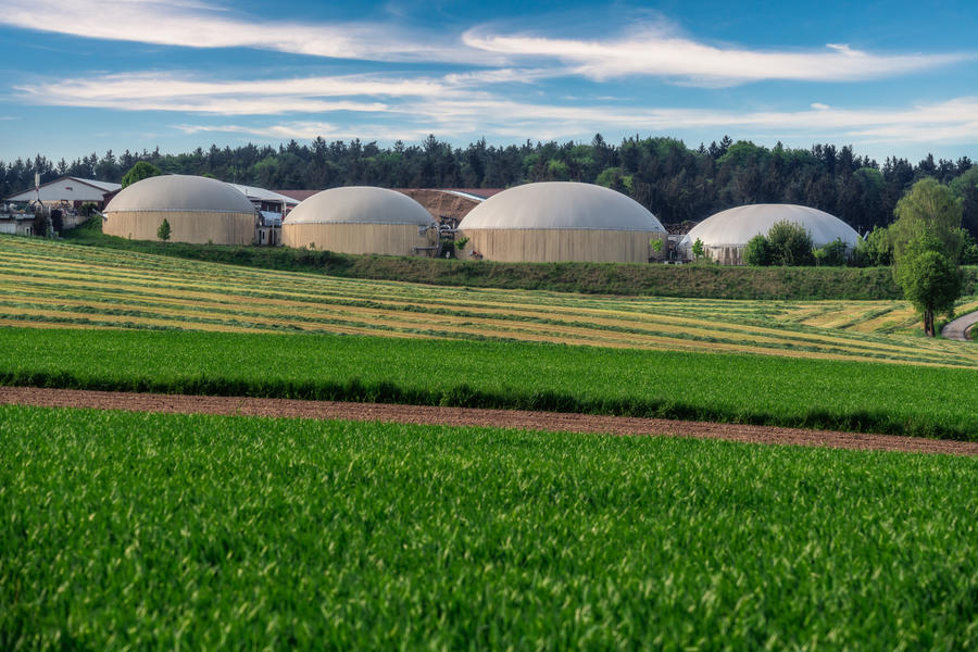 campo com energia alternativa com biotecnologia