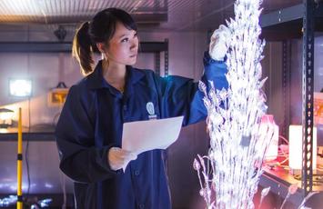 Imagem de uma colaboradora uniformizada do Bureau Veritas em um laboratório