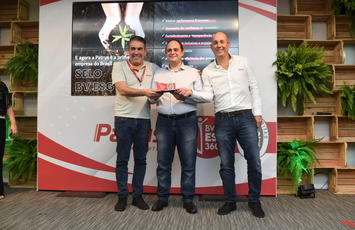 Imagem de três pessoas segurando o prêmio do selo BV ESG 360 com um fundo temático